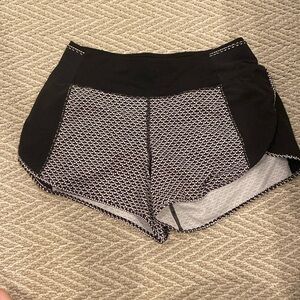 Lululemon Speed Up 2.5 Black/White Shorts